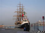 nave scuola Amerigo Vespucci Livorno arrivo rimorchiatore