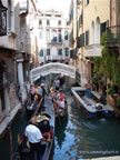 Venezia ponti incrocio di gondole