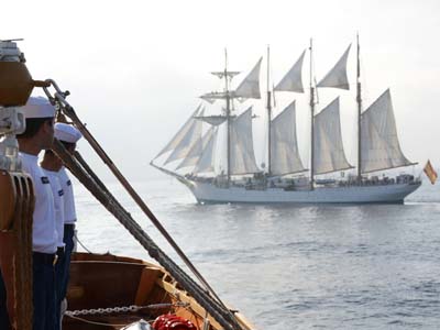 nave scuola amerigo vespucci incrocia veliero