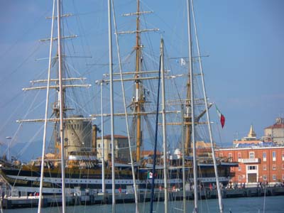 nave scuola amerigo vespucci a Livorno