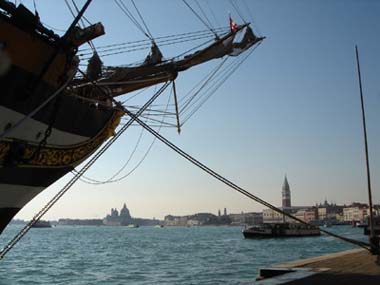 nave scuola Amerigo Vespucci a Venezia campanile Piazza San Marco