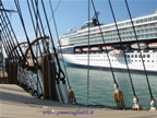 nave scuola amerigo vespucci porto di Livorno nave da crociera a fianco