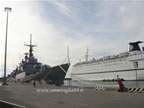 nave da crociera e nave grigia marina militare porto di Livorno