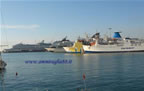 navi da crociera ormeggiate al porto di Livorno traghetto
