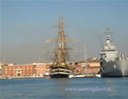 nave san Giusto e nave Amerigo Vespucci ormeggate nel porto di Livorno