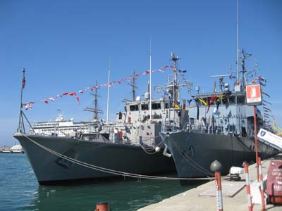 due navi militari ormeggiate a pacchetto