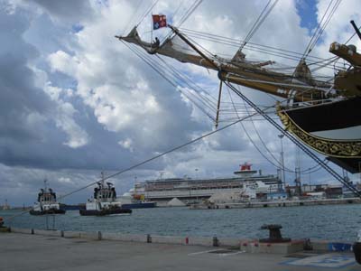 i due rimorchiatori per la nave scuola Vespucci