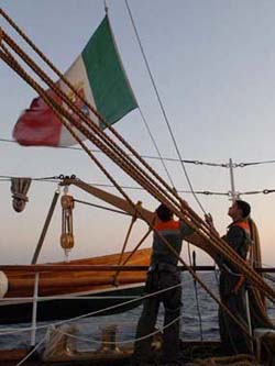 alza bandiera sulla nave vespucci