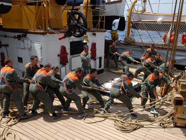 manovra sulla nave scuola amerigo vespucci