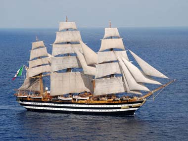 nave scuola amerigo vespucci in navigazione