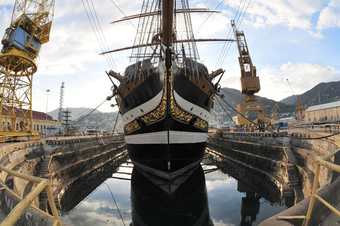 nave scuola amerigo vespucci in bacino di carenaggio per lavori
