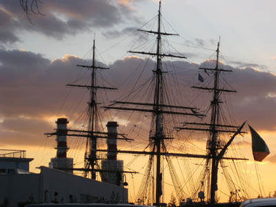 nave scuola amerigo vespucci al tramonto