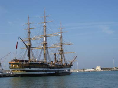 nave scuola amerigo vespucci a Livorno
